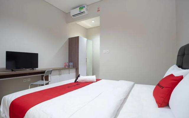 RedDoorz near JIEXPO Kemayoran – Guest Rooms – Jakarta
