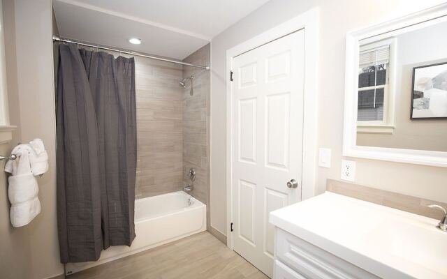 Couples Getaway | Walk to Unc | Free Cruiser Bikes