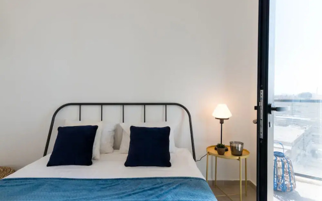Artsy Modern Bright Apt in Bat Yam