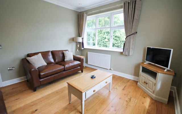 Llys y Dderwen - Oak Court