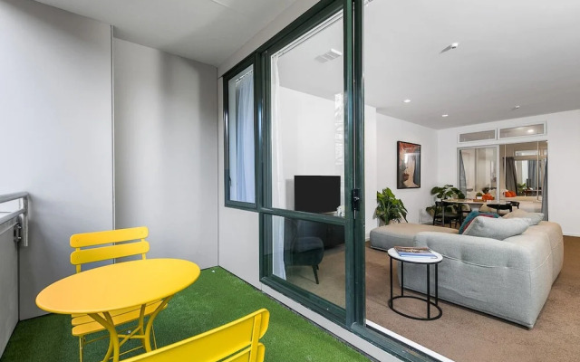 Zodiak Central 2 BR Apt Free Parking Gym