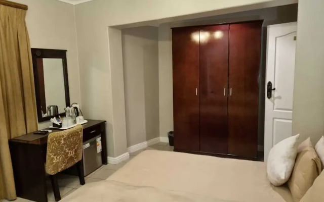 Savoy Lodge - Standard Double Room 7