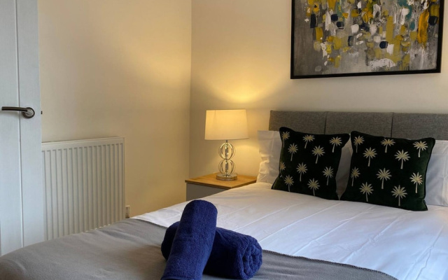 Spacious 2BR Bedford Apartment for 6