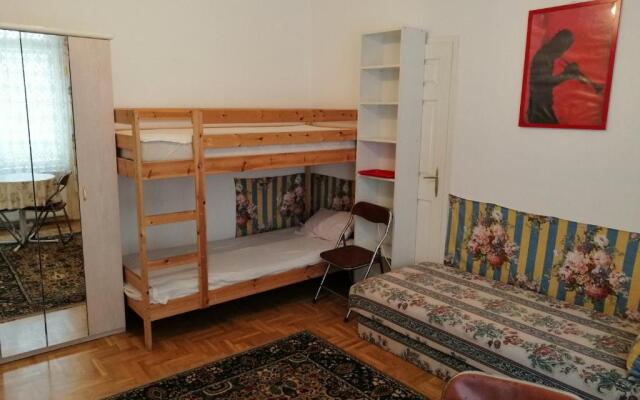 Garibaldi Guesthouse & Apartments