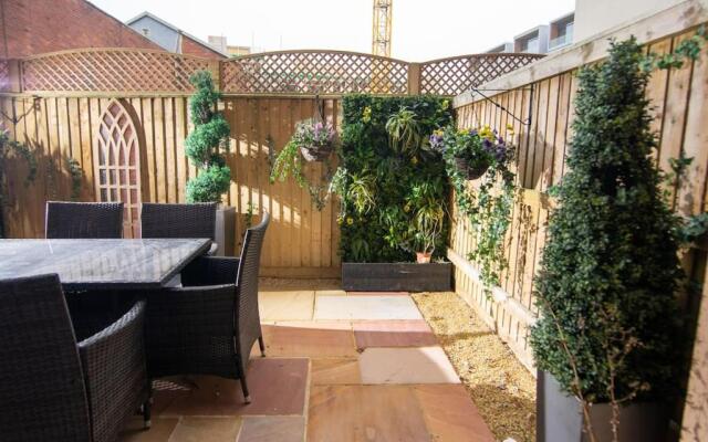 Deluxe Apartment near Cabot Circus w Parking sleeps 5