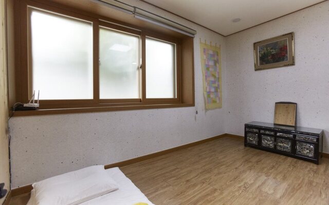 Go Woon Dang Hanok Guest House