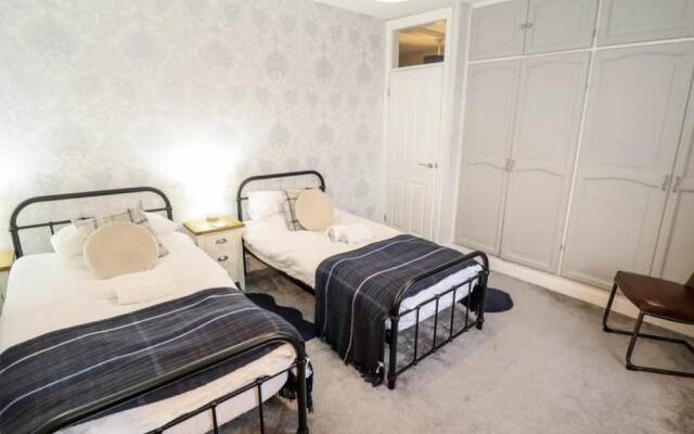Luxury Lincoln Home - Sleeps 8 - Hot Tub - Pets