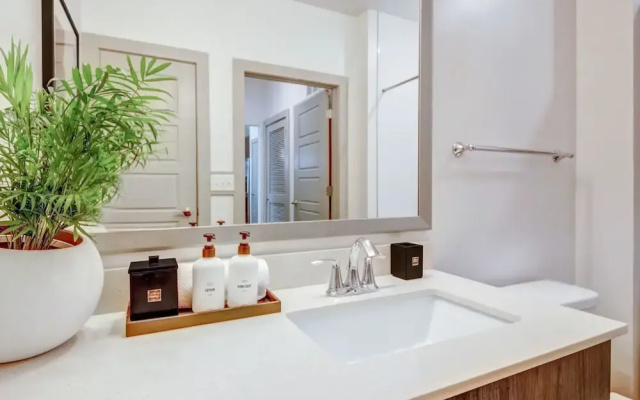 Elegant Apartment in the Avalon