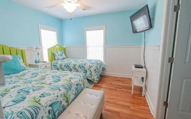 Shining Sea 5 Bedroom Home by RedAwning