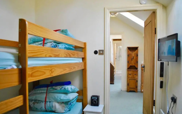 Squirrel Barn. Hi-spec. Hot tub & Wifi. Sleeps 14