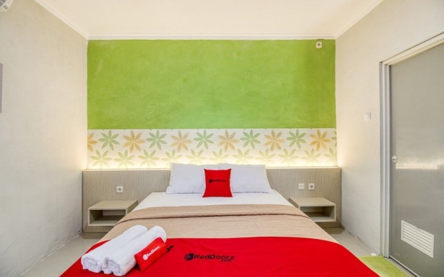 RedDoorz near Malioboro Tugu Station Jogja 2 – Guest Rooms – Yogyakarta