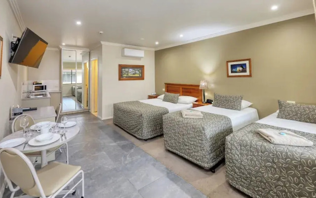 Saltbush Motor Inn