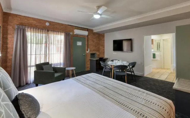 Hamilton's Henry Parkes Motor Inn, Parkes