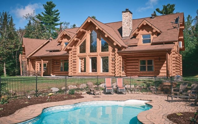 Executive Plus 44 - Majestic log Chalet With hot tub Sauna Heated Pool and Close to Activities