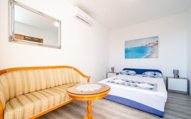 Apartment & Rooms Alan