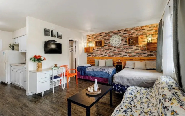 Hollywood 1BR Condo: Pets Allowed, BBQ & Parking
