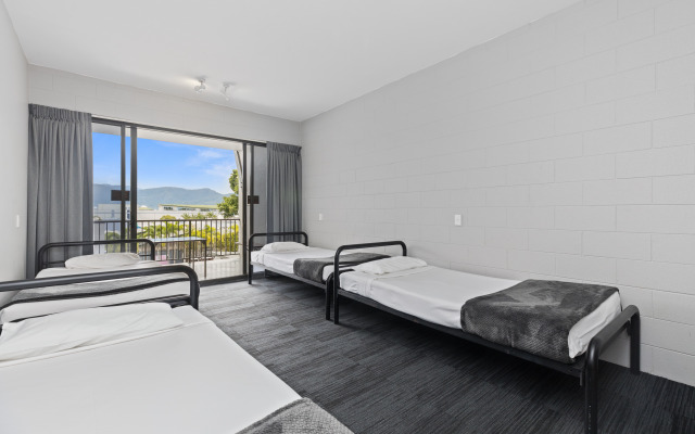 Gilligan's Backpackers Hotel & Resort