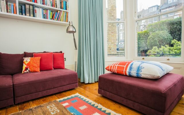 3 Bedroom Family Home Sleeps 6 in Camden