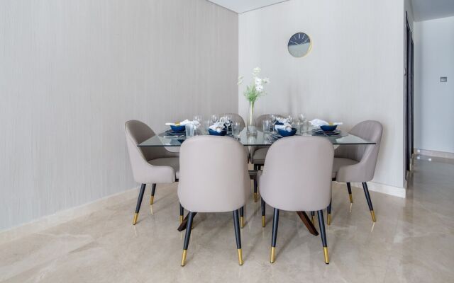 Luxuriously Elegant 2BR Apartment in Downtown Dubai