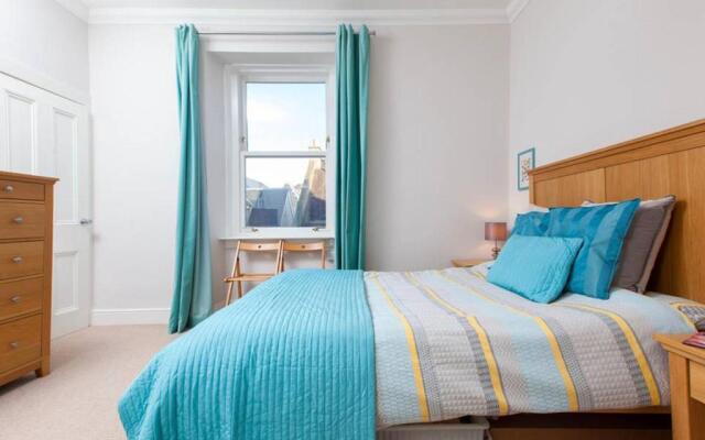 Bright and Modern Causewayside Apartment