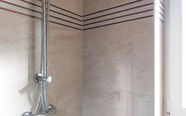 Apartment Doris, Nenadici