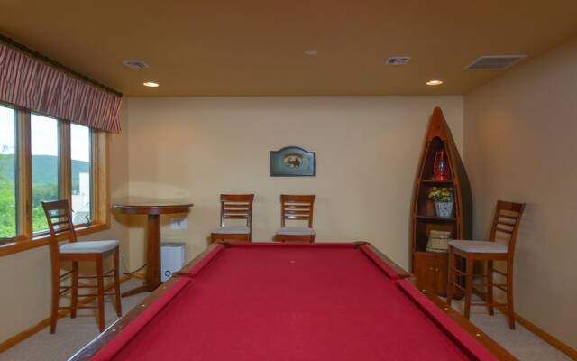 Waves N' Moguls 5 Bedroom House