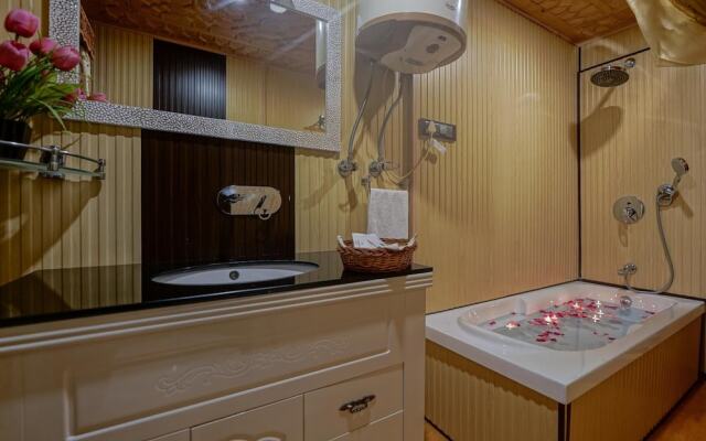 WelcomHeritage Gurkha Houseboats