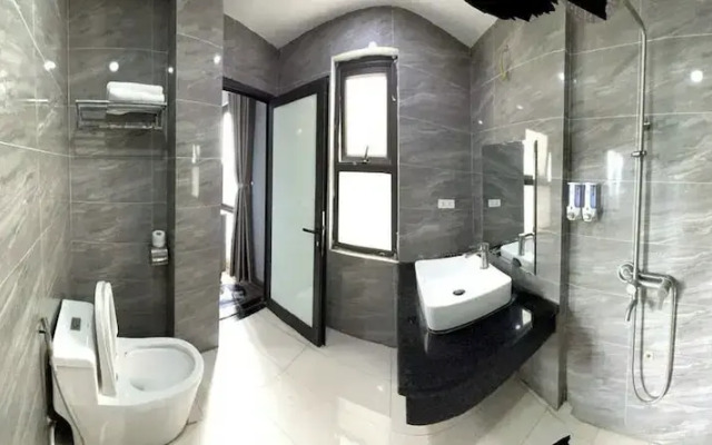 Van Nam Hotel by OnHotelRooms