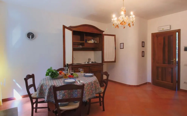 Stunning Farmhouse with Swimming Pool & Hot Tub in Umbria