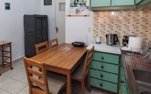 Spacious 2 Bd Pireas Apt w Cozy Balcony