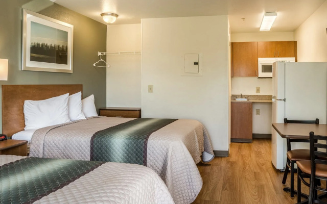 HomeTowne Studios by Red Roof Salem, OR