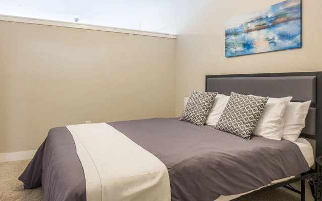 FRONTDESK Old Town Apts Scottsdale