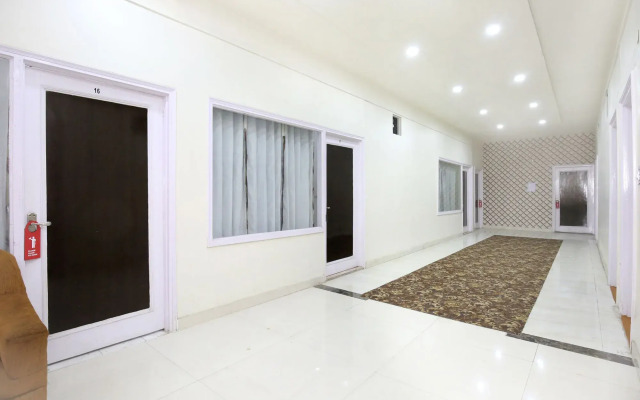 OYO 10376 Hotel Golden Inn