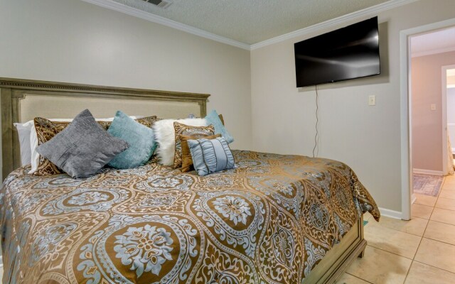 Spacious Little Rock Home w/ Patio - 9 Mi to Dtwn!