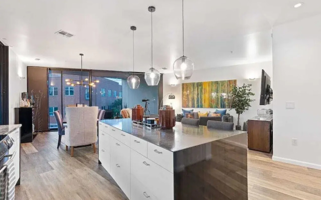 2BR Designer Condo East Downtown Austin