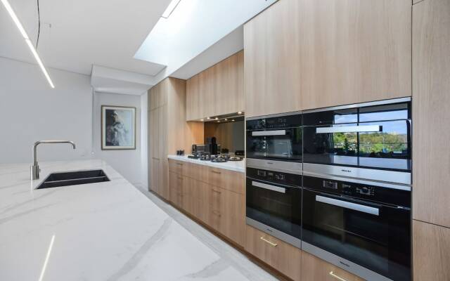 HomeHotel Ultra Luxurious 3 Bedroom Penthouse