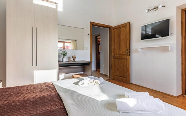 Amazing Home in Krnica with Hot Tub, WiFi & 4 Bedrooms