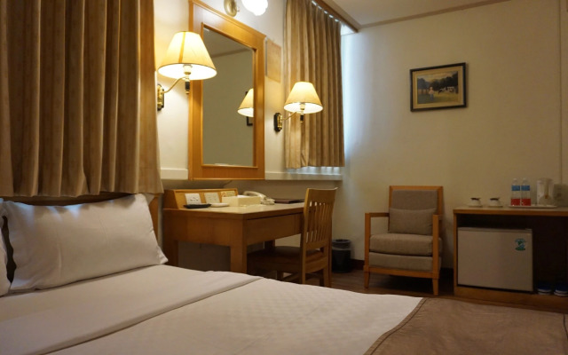 Riverside Hotel