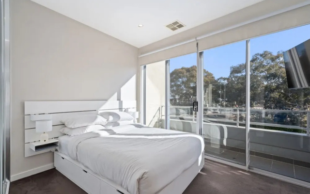 Stylish Curtin Stay With Balcony Views – Guest Rooms – Tuggeranong