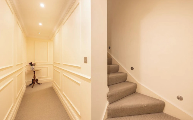 Large 4-bed 8-guests W/patio 1841 House Paddington