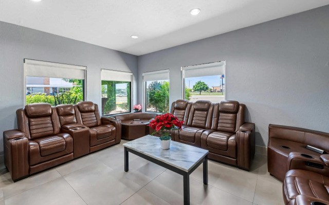 Quality Inn & Suites Manhattan