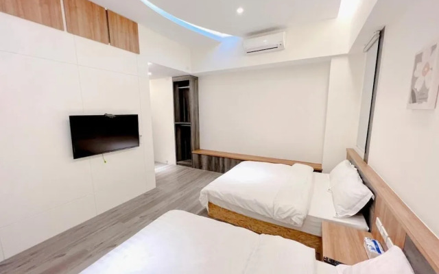 Kuan Pin Ju station elevator Hostel