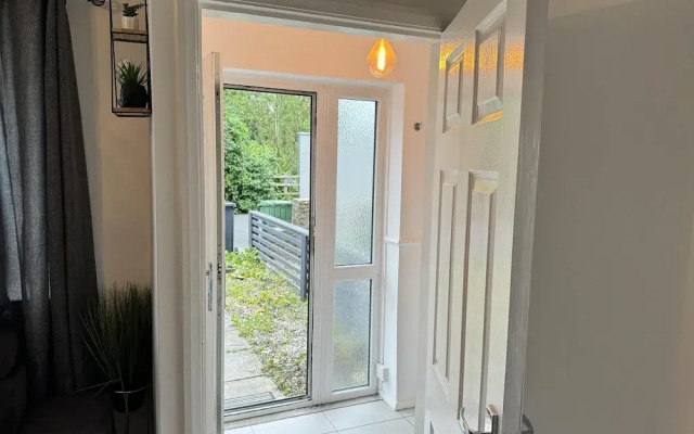 Leeds - 3 Bedrooms - 1bathroom - Parking - Wifi