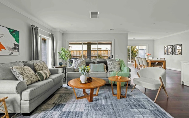 StayAU Contemporary 5BRM Families Home Point Cook