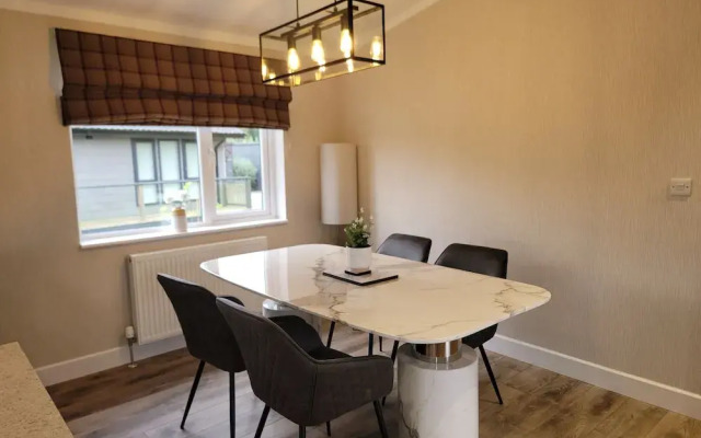 Luxury 2-bed Lodge in Routh, Sleeps 4 With Hot Tub
