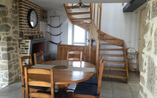 Gîte Sainte-Suzanne-et-Chammes, 4 pièces, 6 personnes - FR-1-600-151