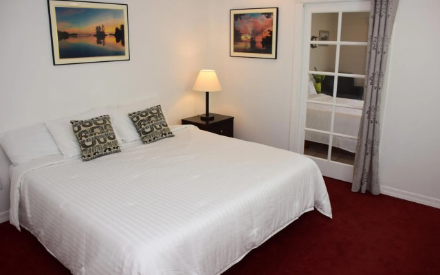 Longliner Lodge and Suites