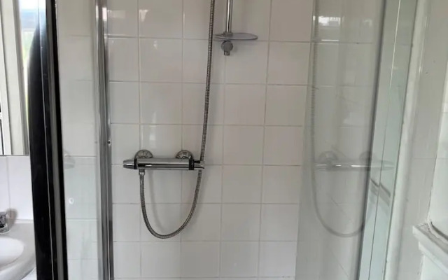 Modern 2-bed Victorian Apartment - Sleeps 6 & Pets