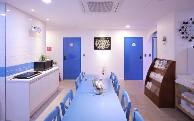 Road Myeongdong Guesthouse