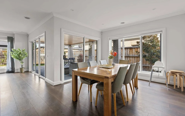 StayAU Contemporary 5BRM Families Home Point Cook